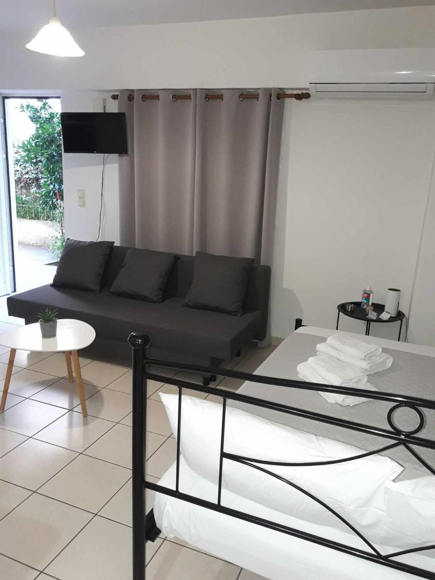 Simple, Calm And Center 2 Apartment Kalamata Exterior photo